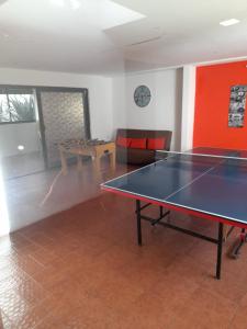 una sala de estar con mesa de ping pong. en Apto. en Edif. Antibes. Hermoso entorno, en Punta del Este