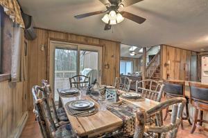 comedor con mesa con sillas y ventilador de techo en Bear Den Rustic Pocono Lake Home with Game Room!, en Pocono Lake