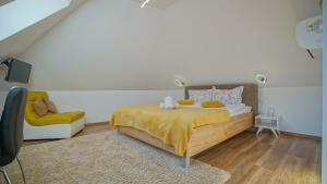 1 dormitorio con 1 cama con edredón amarillo en Prime Residence, en Brasov