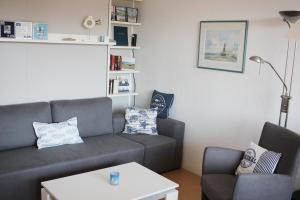 a living room with a couch and a table at Seelöwe App. 9 in Wittdün