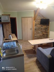 sala de estar con fogones y mesa en Apartamenty w Karkonoszach, en Lubawka