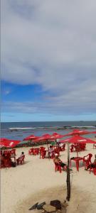 plaża z czerwonymi leżakami i parasolami na piasku w obiekcie Pousada Abais-Inn w mieście Cabo de Santo Agostinho +7 zdjęć