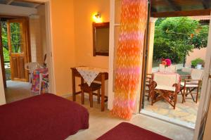 A bed or beds in a room at Beach house Yannis in Agios Gordios beach on Corfu Még 17 kép