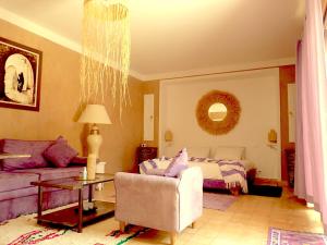 un salon avec un lit et un canapé dans l'établissement Oasis Jena Marrakech, à Marrakech 42 autres photos