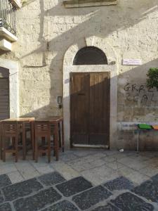 einen Tisch und Stühle vor einem Gebäude in der Unterkunft La Più Bella in Old Town in Bari