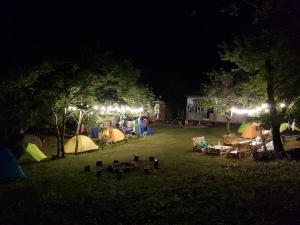 un grupo de tiendas de campaña en un patio por la noche en Sveri Adventure Camp, en Chiatʼura