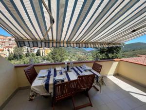 d'une table et de chaises sur un balcon avec un grand parasol dans l'établissement VerdeMare, à Rio nellʼElba