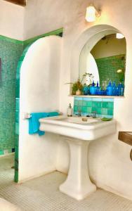 Kúpeľňa v ubytovaní CASA PUERTA AZUL Absolutely the Best of Vejer! Casas Vejer Debra + 37 fotografií