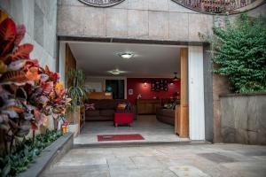 sala de estar con sofá y mesa en Hotel Alvorada do Sol, en São Paulo