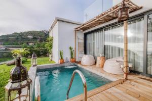 Bazén v ubytování CASA 61 by Stay Madeira Island nebo v jeho okolí
