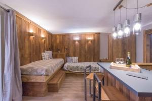 バルドネッキアにあるCasaborgovecchio Lariceのベッド2台とテーブルが備わる客室です。