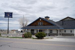 un bâtiment à l'angle d'une rue avec un panneau dans l'établissement The Beaverhead Lodge, à Dillon