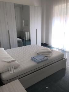 uma cama com duas toalhas num quarto em Ladispoli Suite em Ladispoli