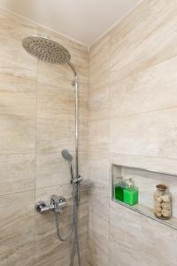 y baño con ducha con cabezal de ducha. en Apartments Krmek en Dubrovnik