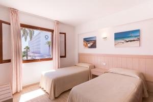 Afbeelding uit fotogalerij van Apartamentos Vistamar I - MC Apartamentos Ibiza in Playa d'en Bossa