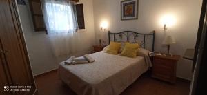 een slaapkamer met een groot bed met gele kussens bij Casa cecilio in Nerja +35 foto's