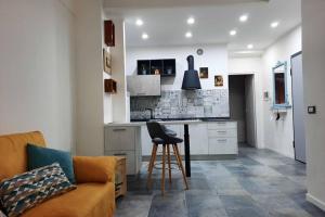 cocina con mesa y sofá en una habitación en Appartamento I Soffioni en La Spezia
