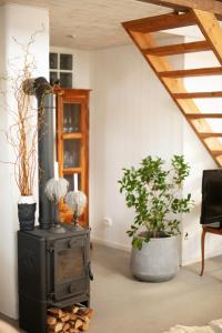 特雷勒堡的住宿－Blomstertantens Hus，一间带炉灶和楼梯的客厅