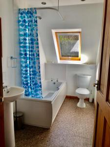 Et badeværelse på Hunters Lodge Apartments