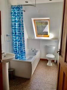Bilik mandi di Hunters Lodge Apartments