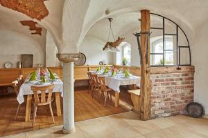 Hirschbach的住宿－Scheilhof，用餐室配有带白色桌椅的桌子