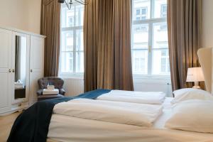 pokój hotelowy z dużym łóżkiem i krzesłem w obiekcie Vienna Residence, Naschmarkt - Museumsquartier w Wiedniu