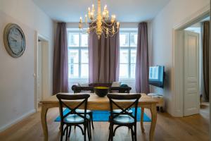 stół jadalny z krzesłami i żyrandolem w obiekcie Vienna Residence, Naschmarkt - Museumsquartier w Wiedniu
