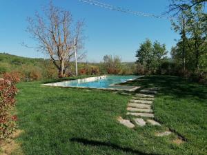 Agriturismo La Poderina内部或周边的泳池