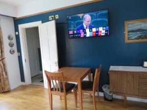Televiisor ja/või meelelahutuskeskus majutusasutuses Lissadell Holiday Apartment