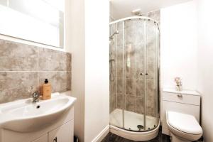 a bathroom with a shower and a sink and a toilet at Liverpool City Centre - Fabulous 3 En-suite Bedrooms - Sleeps 10 People in Liverpool