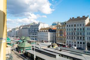 widok na miasto z budynkami i dworcem kolejowym w obiekcie Vienna Residence, Naschmarkt - Museumsquartier w Wiedniu
