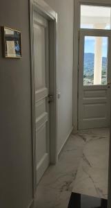 een lege kamer met een deur en een raam bij Domus Mare Cilento in Agropoli
