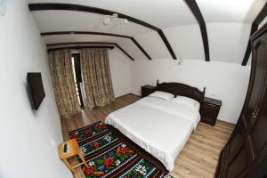 an overhead view of a bedroom with a bed at La Ograda in Ponoarele