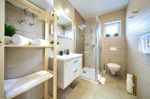 Koupelna v ubytování Dodo Apartments + 37 fotografií