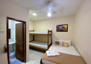 מיטה או מיטות קומותיים בחדר ב-Pousada Mar Suites