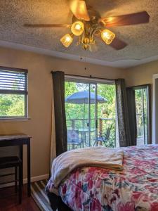 een slaapkamer met een bed en een plafondventilator bij Wona's 2 bedrooms full kitchen in Oakhurst
