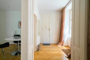 a hallway with a room with a table and a door at Vienna Residence, Am Heumarkt - Stadtpark in Vienna