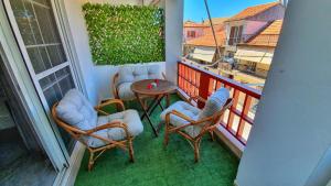 - Balcón con sillas y mesa en el balcón en Gemareia Lodge, en Lefkada