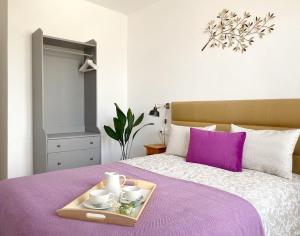 - un plateau avec des tasses et des soucoupes sur un lit dans l'établissement Apartamento "Kanogal", à Labastida