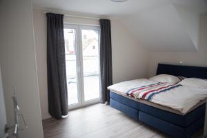 Postel nebo postele na pokoji v ubytování moderne Neubau-Wohnung mit Kamin und 35qm Dachterrasse