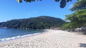 a view of a beach with a mountain in the background at Pousada Sossego da Vila - Trindade Paraty in Trindade