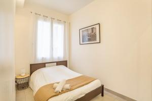 een slaapkamer met een bed met twee handdoeken erop bij Appartement "Les pieds dans l'eau" 1 chambre Parking JO in Marseille