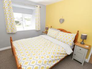 a bedroom with a bed and a window at Harbour View in Cemaes Bay