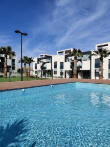 uma grande piscina em frente a um edifício em OASIS BEACH apartments em Alicante