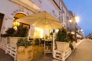 a restaurant with an umbrella and flowers in pots at B&B Nonna Maria in Termoli