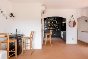 een eetkamer met een tafel en stoelen bij Casa Lu Maccu - Sea View Apartment in Cannigione