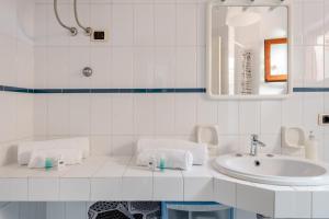 A bathroom at Casa Lu Maccu - Sea View Apartment