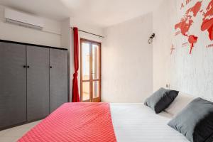 A bed or beds in a room at Casa Lu Maccu - Sea View Apartment