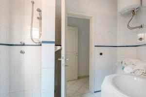 A bathroom at Casa Lu Maccu - Sea View Apartment