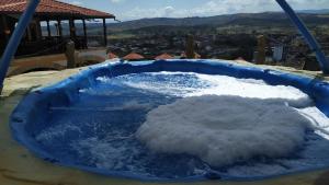 una bañera azul llena de nieve en una ciudad en Hotel Las Rocas Resort Villanueva en Villanueva